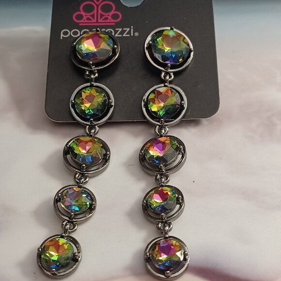 Paparazzi Green dazzle holiday earrings - Picture 1 of 1